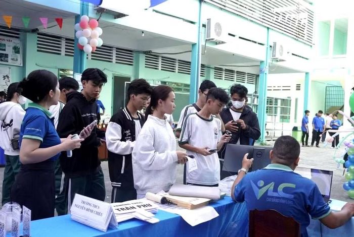 Học sinh tham gia chương trình tư vấn hướng nghiệp tại Trường Cao đẳng Vĩnh Long.