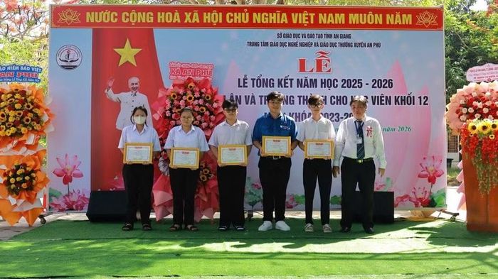Ông Nguyễn Minh Phụng, Giám đốc Trung tâm GDNN và GDTX An Phú (tỉnh An Giang) trao giấy khen cho các em học sinh. Ảnh: QV.