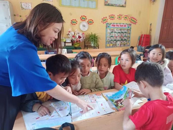Dạy học tiếng Anh cho học sinh vùng cao.