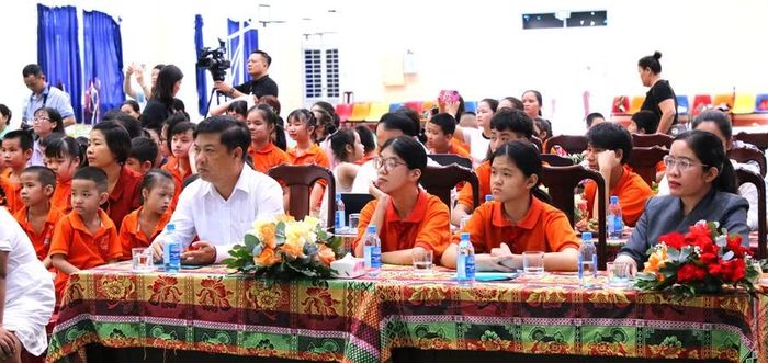 Đại biểu, học sinh tham dự Chương trình vui tết Trung Thu tại Trung tâm Hỗ trợ phát triển giáo dục hòa nhập trẻ khuyết tật tỉnh. (Ảnh: Thành Tâm)