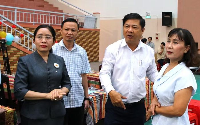 Bà Tuyết (ngoài cùng bên phải) đề xuất tỉnh hỗ trợ bữa ăn cho học sinh khuyết tật. (Ảnh: Thành Tâm)
