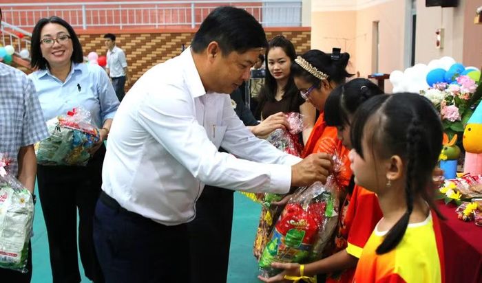 Bí thư Tỉnh ủy Đắk Lắk Lương Nguyễn Minh Triết cùng học sinh thực hiện nghi thức "phá cỗ Trung Thu". (Ảnh: Thành Tâm)