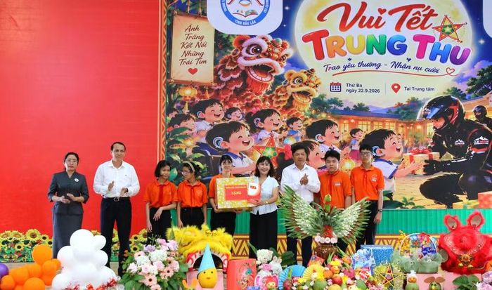 Bí thư Tỉnh ủy Đắk Lắk Lương Nguyễn Minh Triết tặng quà Trung Thu cho học sinh khuyết tật. (Ảnh: Thành Tâm)