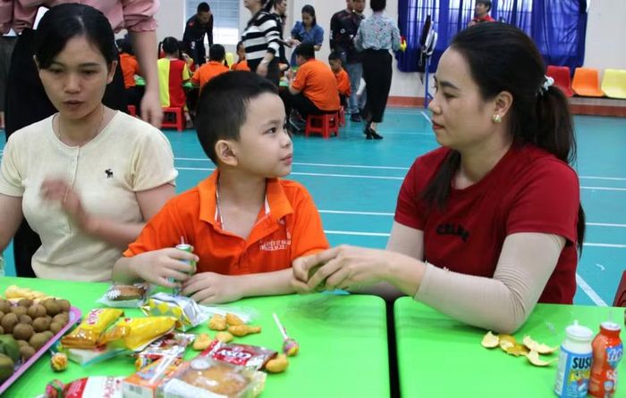 Giáo viên hướng dẫn học sinh "phá cỗ Trung Thu". (Ảnh: Thành Tâm)