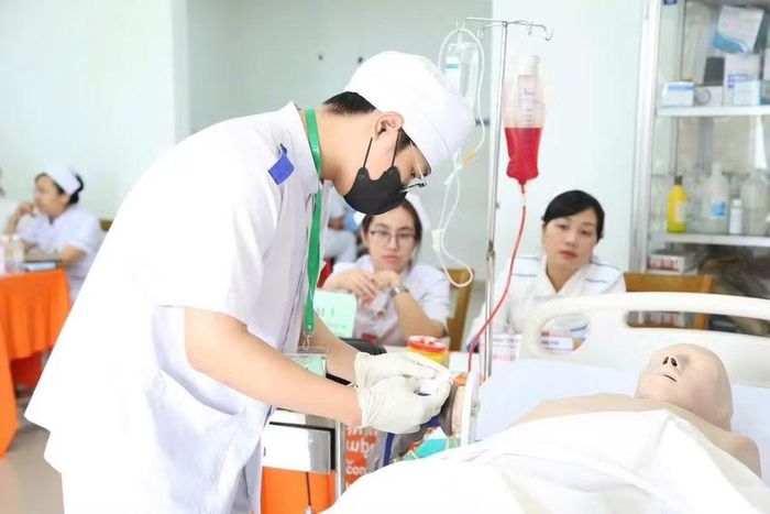 Sinh viên ngành Điều dưỡng năm nhất Trường Cao đẳng Viễn Đông thực hành kỹ năng chăm sóc người bệnh.