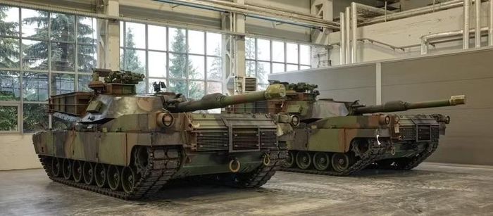 Những chiếc xe tăng chiến đấu chủ lực M1A1FEP Abrams đầu tiên của Lực lượng Vũ trang Ba Lan.