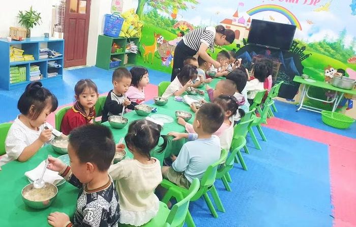 Bữa ăn bán trú tại Trường Mầm non Tam Quang, xã Tam Quang, Nghệ An. Ảnh: NTCC