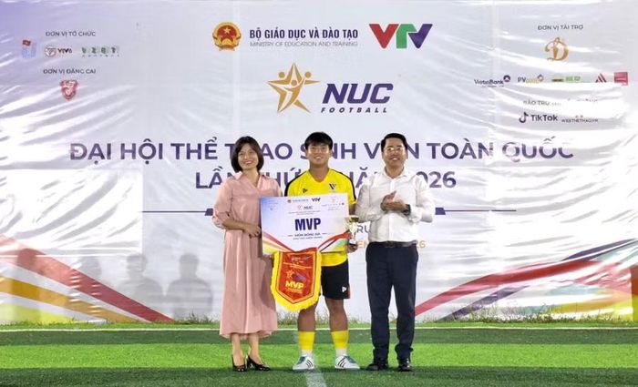 Trao giải cho Cầu thủ xuất sắc nhất giải.