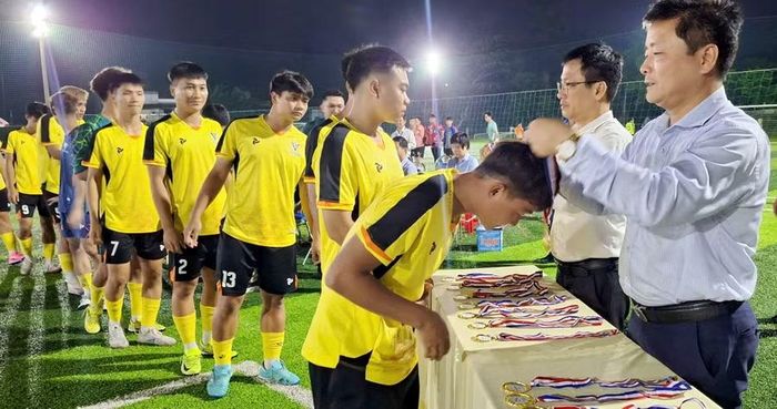 TS Bùi Văn Lợi trao huân chương cho đội bóng vô địch.