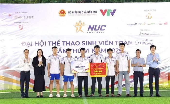 Trường Đại học Khoa học, Đại học Huế đạt giải Ba.