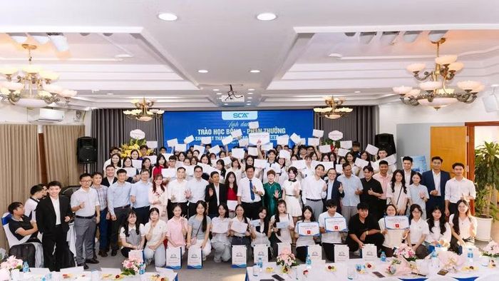 Các đại biểu và ban tổ chức chụp ảnh cùng các em học sinh, sinh viên.