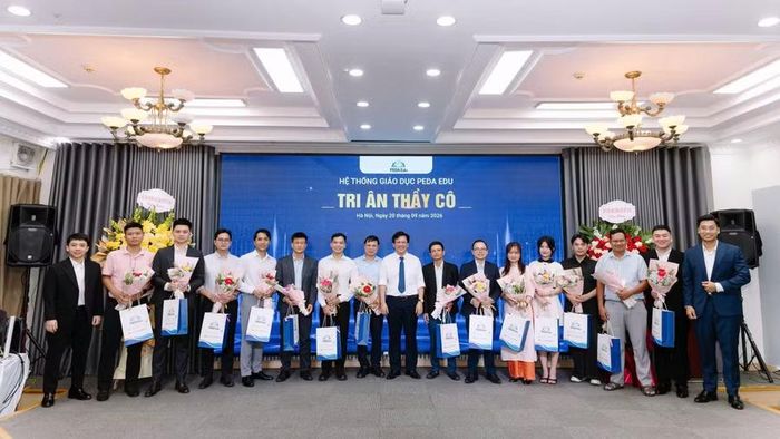 Ban tổ chức trao quà tri ân các thầy cô.