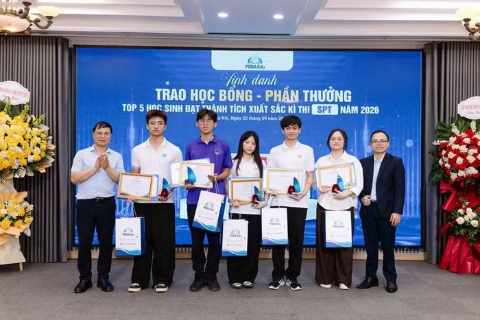 Nhiều phần học bổng ý nghĩa được trao cho các em học sinh đạt thành tích cao.