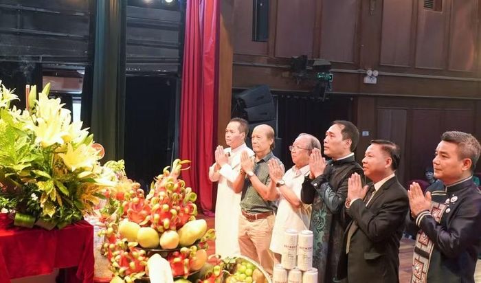Các đại biểu và nghệ sĩ thành kính dâng hương trong ngày giỗ Tổ nghề sân khấu.