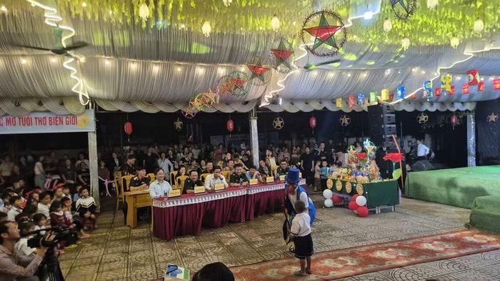 Các em học sinh được giao lưu với chị Hằng, chú Cuội, xem ảo thuật.