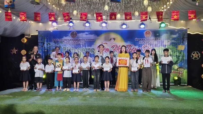 Ông Hoàng Xuân Tân, Phó Chủ tịch UBND tỉnh tặng quà cho học sinh.