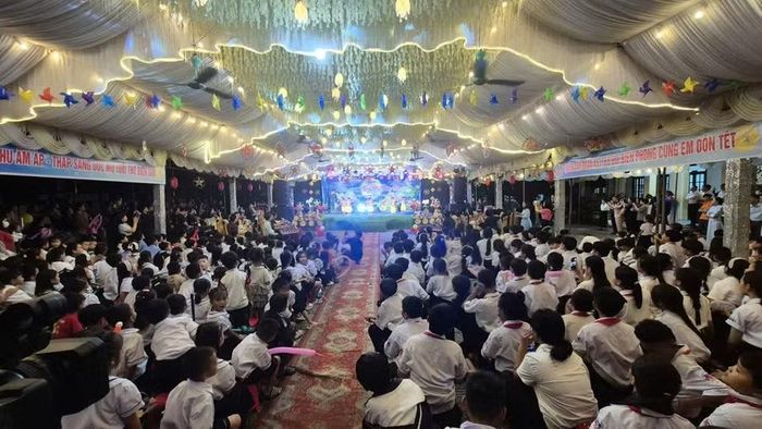 Trẻ em và học sinh vùng biên giới vui hội trung thu.