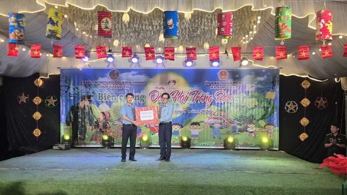 Lãnh đạo Sở GD&ĐT tặng quà đến nhà trường.