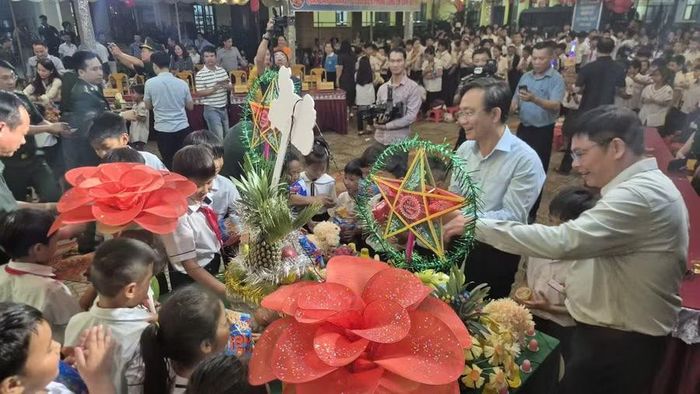 Đêm hội trung thu ấm áp với trẻ em, học sinh vùng biên giới.