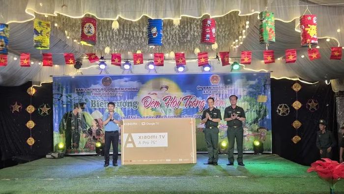 Ban Chỉ huy BĐBP tỉnh trao tặng Trường TH&THCS Hóa Sơn một tivi phục vụ giảng dạy.