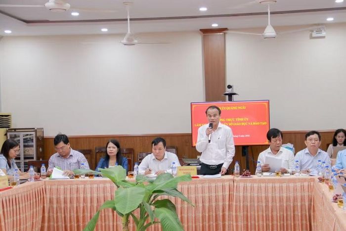 Ông Nguyễn Ngọc Thái, Giám đốc Sở GD&ĐT tỉnh Quảng Ngãi báo cáo tại buổi làm việc.