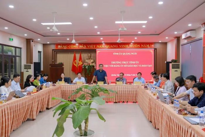 Thường trực Tỉnh ủy Quảng Ngãi làm việc với Đảng ủy Sở GD&ĐT. Ảnh: Cổng TTĐT tỉnh Quảng Ngãi