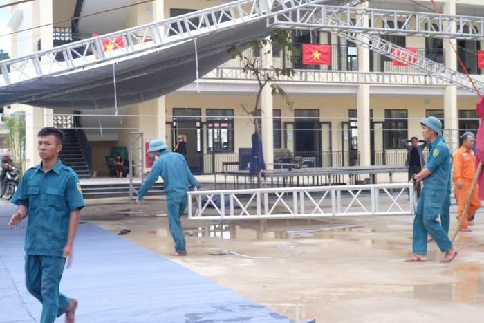 Các chiến sĩ dân quân tự vệ khẩn trương chuẩn bị cho chương trình. Ảnh: Hoàng Vinh
