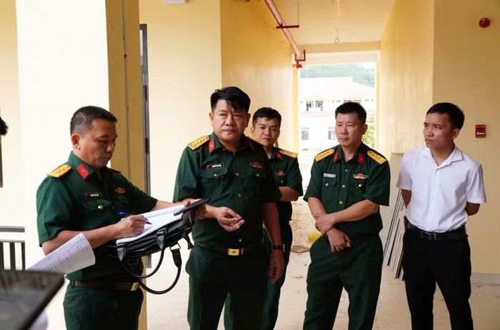 Đại tá Nguyễn Tấn Tuân (thứ 2, từ trái qua), Phó Chính ủy Bộ Chỉ huy Quân sự TP Đà Nẵng kiểm tra công tác chuẩn bị chương trình. Ảnh: Hồng Lai