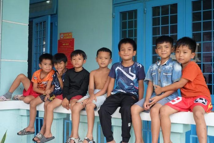 Học sinh vùng biên háo hức đón Trung thu cùng những người lính. Ảnh: Hoàng Vinh