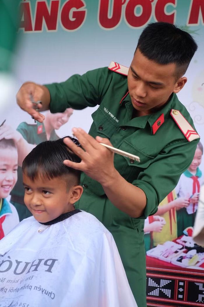 Các chiến sĩ cẩn thận tỉa từng mái tóc cho học sinh. Ảnh: Hoàng Vinh
