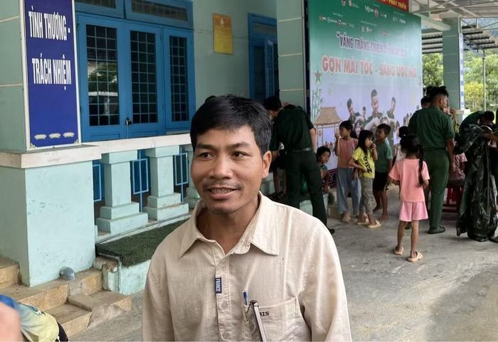 Niềm vui của phụ huynh Hốih Đoót khi con được bộ đội chăm sóc. Ảnh: Hoàng Vinh