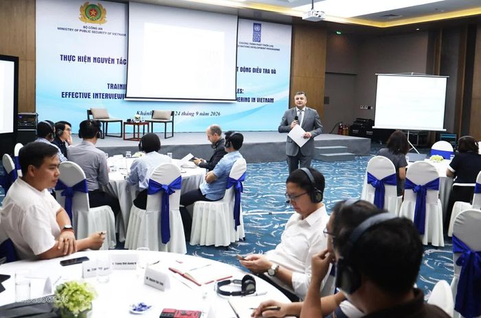 Chương trình tập huấn diễn ra từ ngày 22-24/9 tại Khánh Hòa nhằm trang bị cho đội ngũ giảng viên những kiến thức, kỹ năng và phương pháp cần thiết để triển khai hiệu quả Nguyên tắc Méndez trong hoạt động lấy lời khai, phỏng vấn điều tra. (Ảnh: Thành Long)