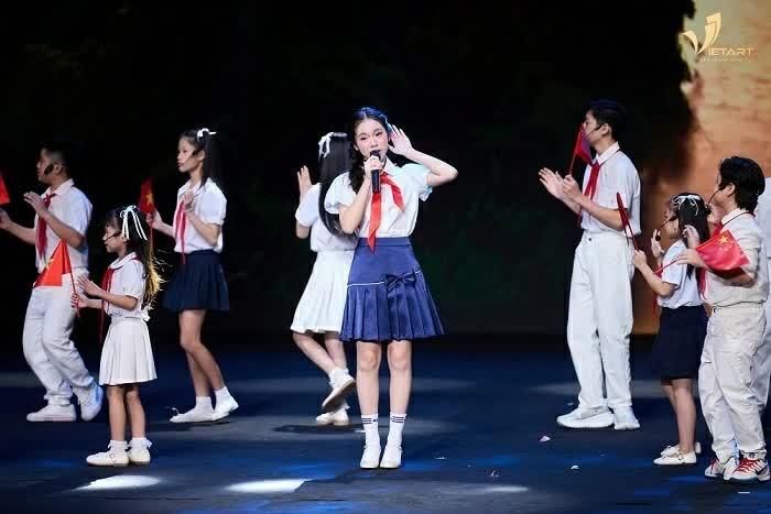 Ca sĩ nhí Ngô Tuệ Mẫn biểu diễn tại chương trình.