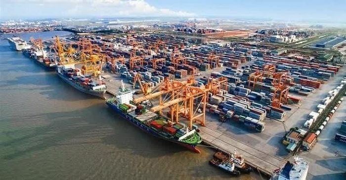 Khu bến cảng nước sâu Lạch Huyện đã đủ khả năng đón các siêu tàu container trọng tải lên tới 200.000 DWT, duy trì hơn 20 tuyến tàu mẹ kết nối trực tiếp Hải Phòng với Bắc Mỹ, Nam Mỹ, Trung Đông và Ấn Độ. (Nguồn: Báo Hải Phòng)