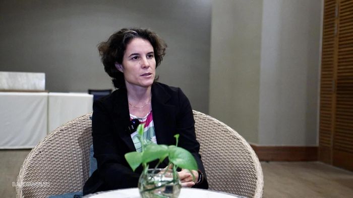 Bà Francesca Nardini, Phó Trưởng Đại diện Thường trú UNDP tại Việt Nam trả lời phỏng vấn của Báo Thế giới và Việt Nam. (Ảnh: Thành Long)
