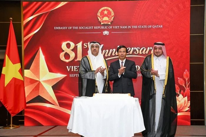 Đại sứ Nguyễn Huy Hiệp, Bộ trưởng Bộ Lao động Qatar và Vụ trưởng Vụ Lễ tân, Bộ Ngoại giao Qatar cắt bánh chúc mừng 81 năm Quốc khánh Việt Nam. (Nguồn: Đại sứ quán Việt Nam tại Qatar)