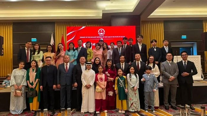 Tập thể Đại sứ quán và gia đình cùng đại diện cộng đồng người Việt Nam tại Qatar tại Lễ kỷ niệm. (Nguồn: Đại sứ quán Việt Nam tại Qatar)