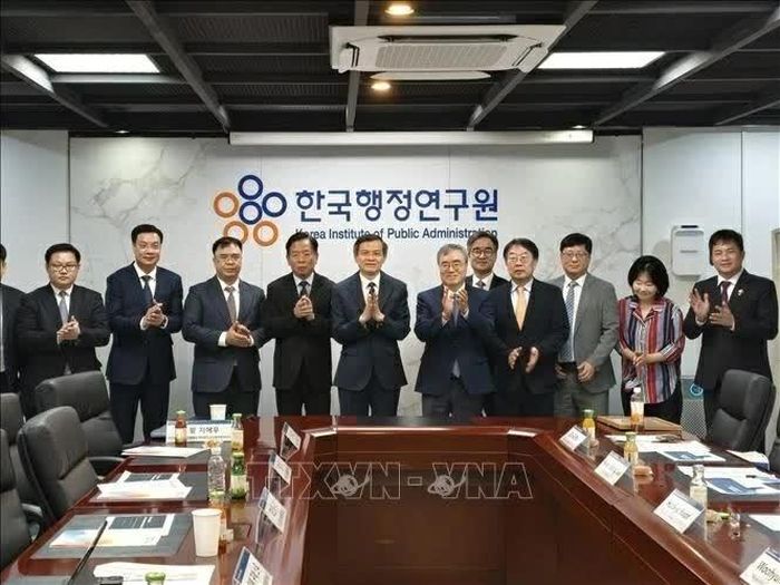 Đoàn đại biểu Học viện Chính trị quốc gia Hồ Chí Minh cùng lãnh đạo Viện Phát triển nguồn nhân lực quốc gia Hàn Quốc (NHI). (Nguồn: TTXVN)