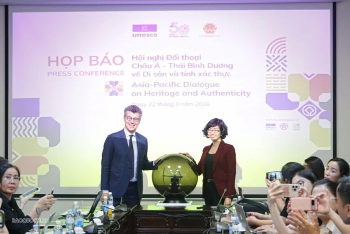 Tại sự kiện, ông Jonathan Baker, Trưởng Đại diện UNESCO tại Việt Nam, cùng bà Lê Thị Hồng Vân, Tổng Thư ký Ủy ban Quốc gia UNESCO Việt Nam, công bố đồ họa chính thức kỷ niệm 50 năm Việt Nam gia nhập UNESCO. (Ảnh: Nguyễn Nhuận)