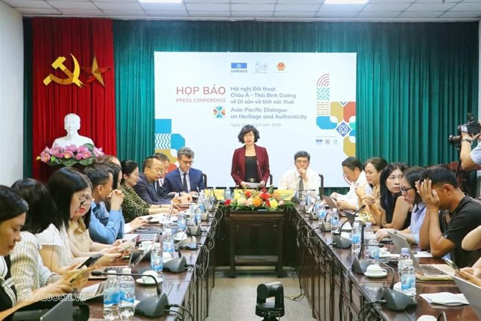 Bà Lê Thị Hồng Vân, Tổng Thư ký Ủy ban Quốc gia UNESCO Việt Nam, nhấn mạnh ý nghĩa của Đối thoại với nỗ lực bảo tồn, phát huy giá trị di sản thế giới và uy tín, vị thế quốc tế của Việt Nam. (Ảnh: Nguyễn Nhuận)