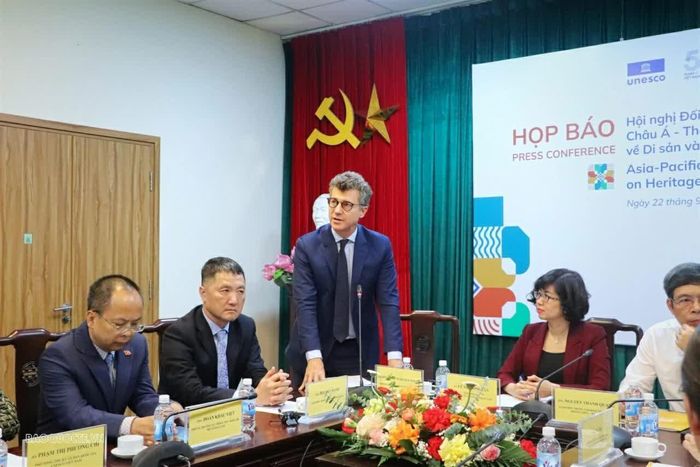 Ông Jonathan Baker, Trưởng Đại diện UNESCO tại Việt Nam, nhấn mạnh về tầm quan trọng của tính xác thực trong việc nhận diện và bảo vệ Di sản Thế giới, đặt trong bối cảnh văn hóa nơi di sản tồn tại. (Ảnh: Nguyễn Nhuận)