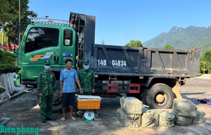 Đối tượng Phùn Màn Chắn cùng phương tiện và tang vật. Ảnh: Xuân Hùng