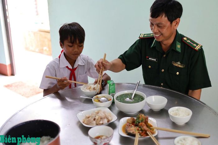 Cán bộ Đồn Biên phòng Ia Púch chăm lo bữa ăn cho con nuôi của đơn vị. Ảnh: Thanh Bình