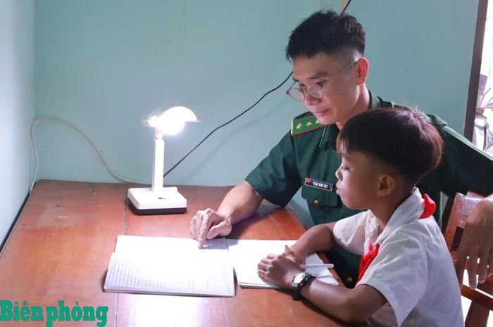 Cán bộ Đồn Biên phòng Ia Púch hướng dẫn con nuôi học bài tại đơn vị. Ảnh: Thanh Bình