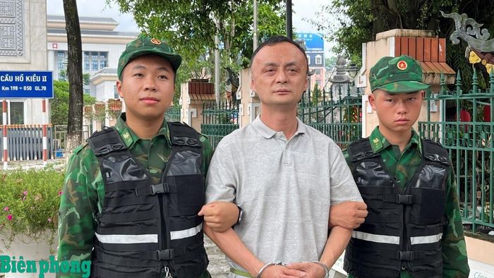Đối tượng Lưu Trí Quân bị bắt giữ tại khu vực cửa khẩu quốc tế Lào Cai. Ảnh: Trung Dũng