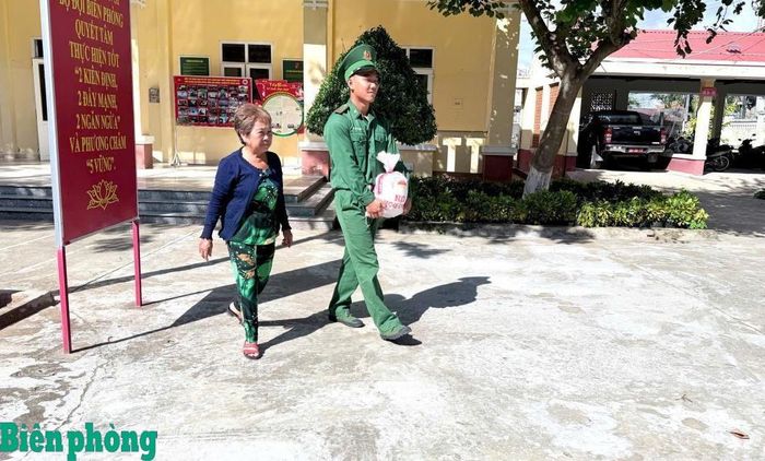 Chiến sĩ Đồn Biên phòng cửa khẩu Vĩnh Hội Đông hỗ trợ người cao tuổi mang gạo về nhà. Ảnh: Tiến Vinh