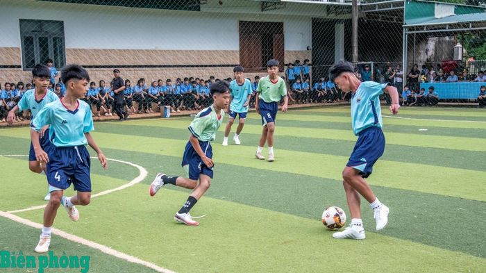 Trận đấu diễn ra sôi nổi giữa hai khối học sinh lớp 8 và lớp 9 của Trường Phổ thông nội trú liên cấp Tiểu học và Trung học cơ sở xã Ia Dom. Ảnh: Lê Văn Chương