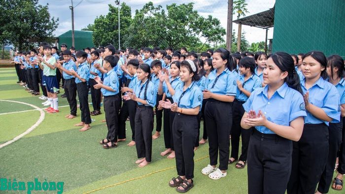 Đông đảo các cháu học sinh đến xem và cổ vũ. Ảnh: Lê Văn Chương