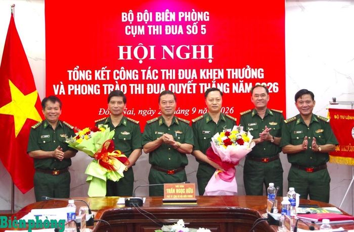 Thủ trưởng Bộ Tư lệnh, Thủ trưởng Cục Chính trị Bộ đội Biên phòng và các đơn vị tặng hoa chúc mừng hai đơn vị giao, nhận Cờ Cụm trưởng năm 2027. Ảnh: Lê Khoa