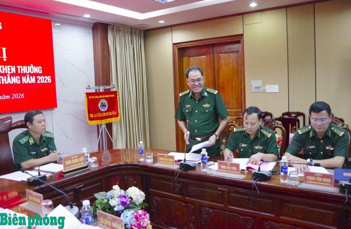 Đại tá Nguyễn Quốc Cường, Phó Chủ nhiệm Chính trị Bộ đội Biên phòng thông qua tóm tắt nhận xét của Hội đồng Thi đua-Khen thưởng Bộ Tư lệnh Bộ đội Biên phòng. Ảnh: Lê Khoa